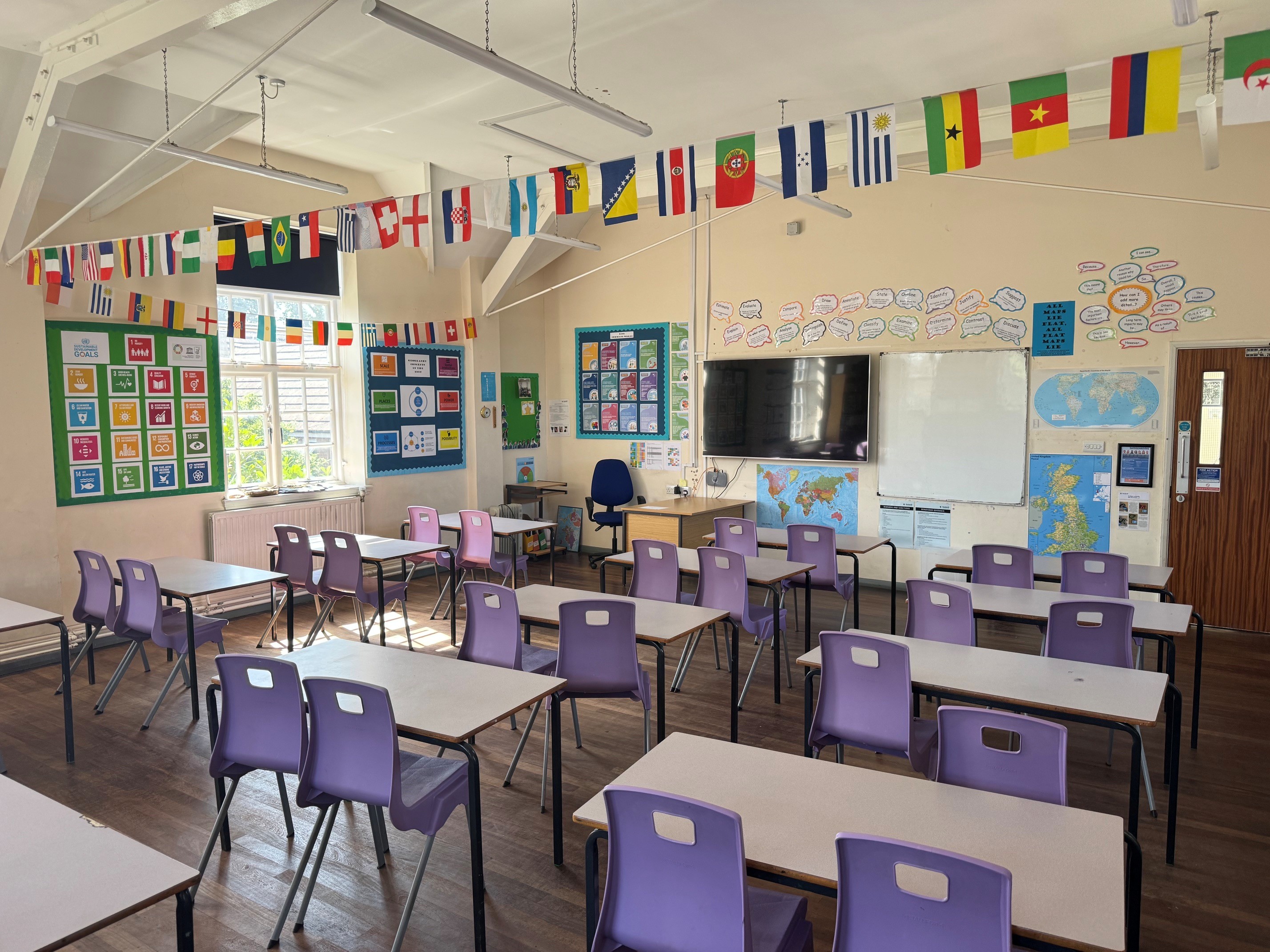 Hockerill Anglo-European College Classroom H 4 - photo 3